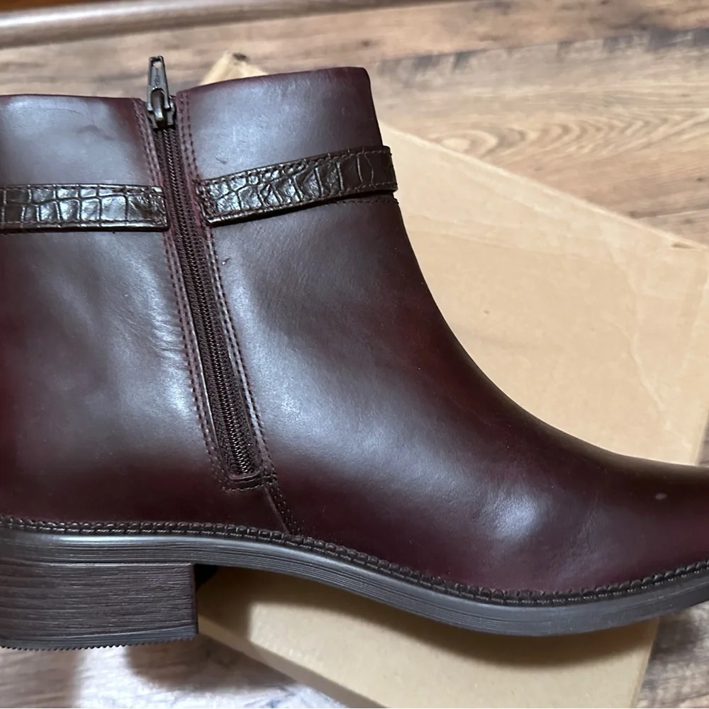 Clark’s Elegant Size 11 Ankle Boots‎ dark burgundy (look brown in some lights)